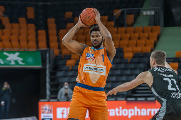 并宣布将与 并宣布将与