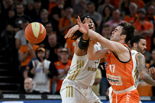 在这里发生 在这里发生